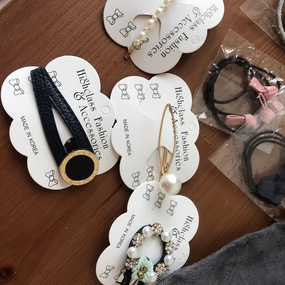 A set of hairpins,brand new - Picture 2 of 3